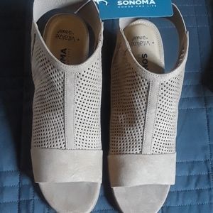 Sandals with comfortable heels